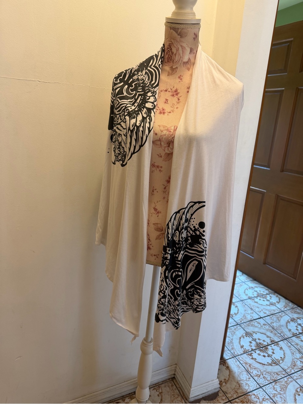 Dereon white and black Top with Silver Embroidered Detail